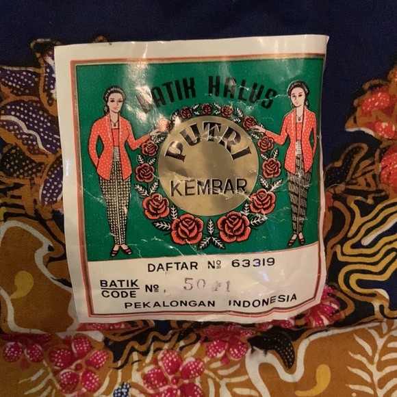 Vintage, Gorgeous Indonesian batik, navy border print floral w butterfly fabric - Picture 3 of 7